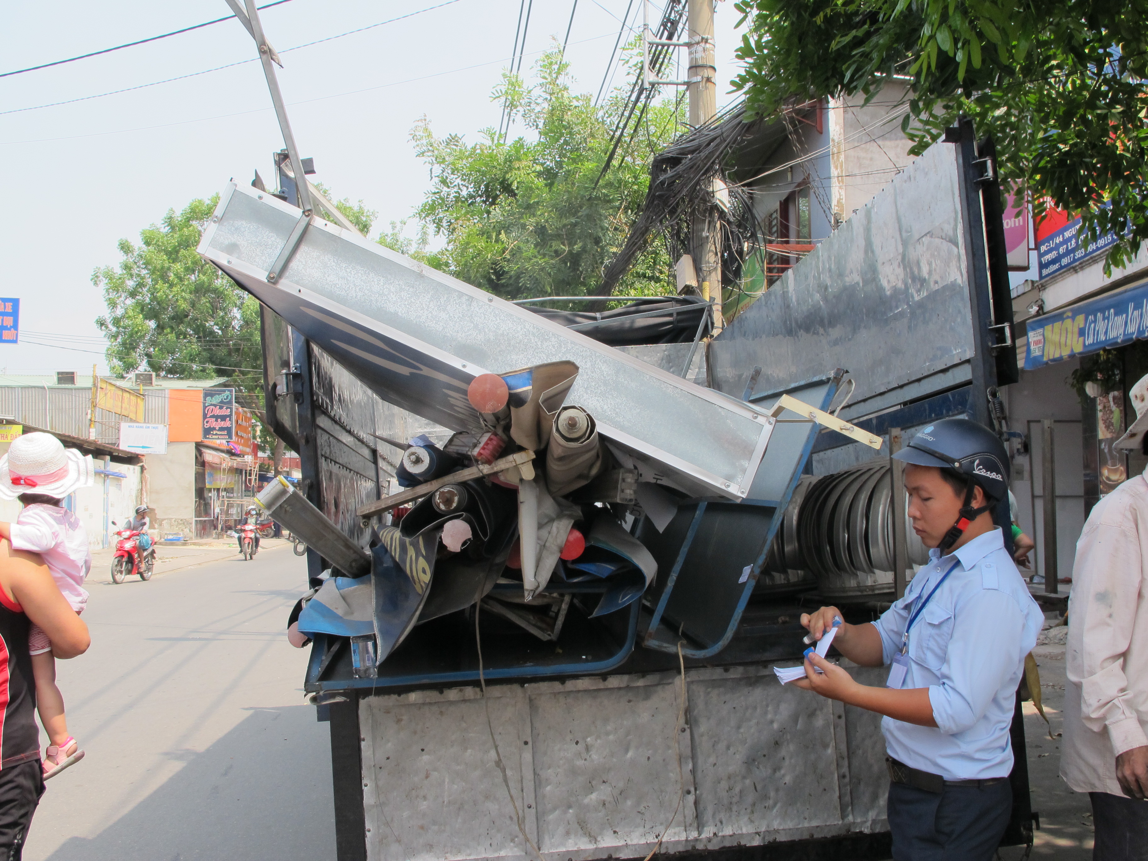 Nhiều vật dụng bị tạm thu, niêm phong