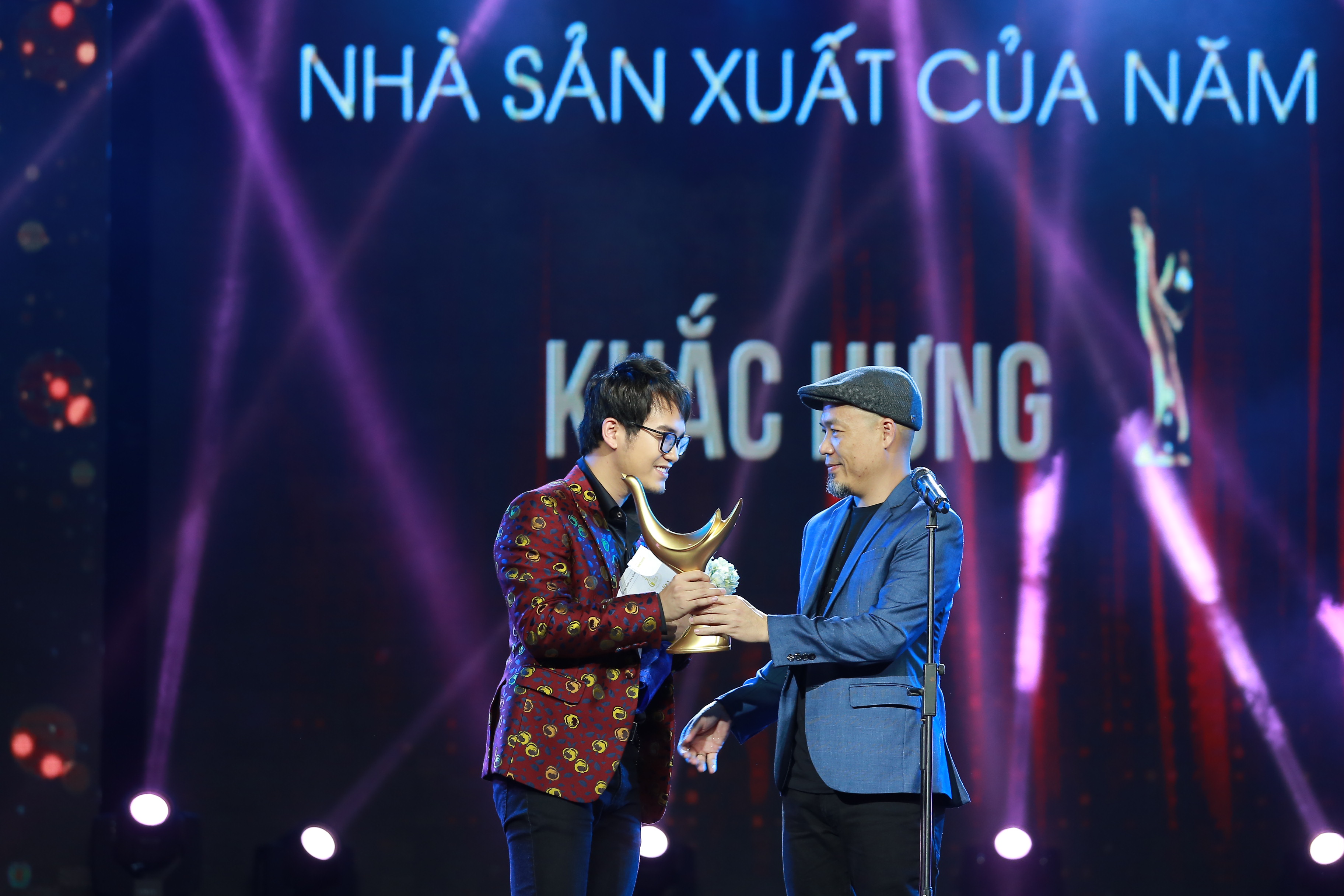 Khắc Hưng đoạt cú đúp giải thưởng với Nhạc sĩ của năm và Nhà sản xuất của năm