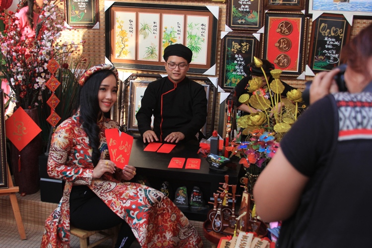 Các bạn trẻ tươi tắn trong trang phục áo dài cách tân đến phố ông đồ để chụp hình trước thềm năm mới
