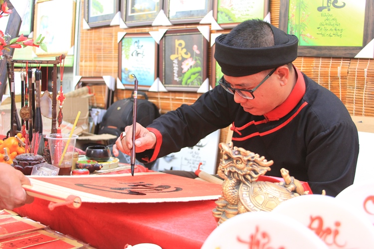 Ông đồ Nguyễn Hữu Đăng viết từng nét chữ cẩn thận. Với ông đồ này, niềm vui được nhân lên khi khách cũ quay lại xin chữ