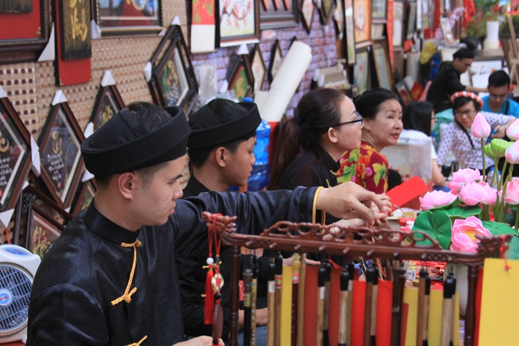 Các ông đồ trẻ ở Nhà Văn hóa Thanh Niên