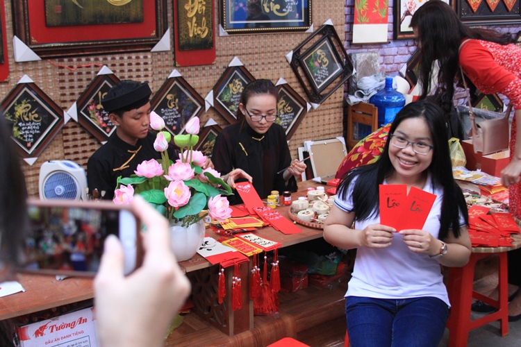 Còn mấy ai thành tâm xin chữ ông đồ?