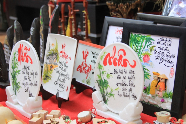 Chữ thư pháp được viết lên đĩa bằng chất liệu đá để đáp ứng thị hiếu ngày càng thay đổi của khách hàng