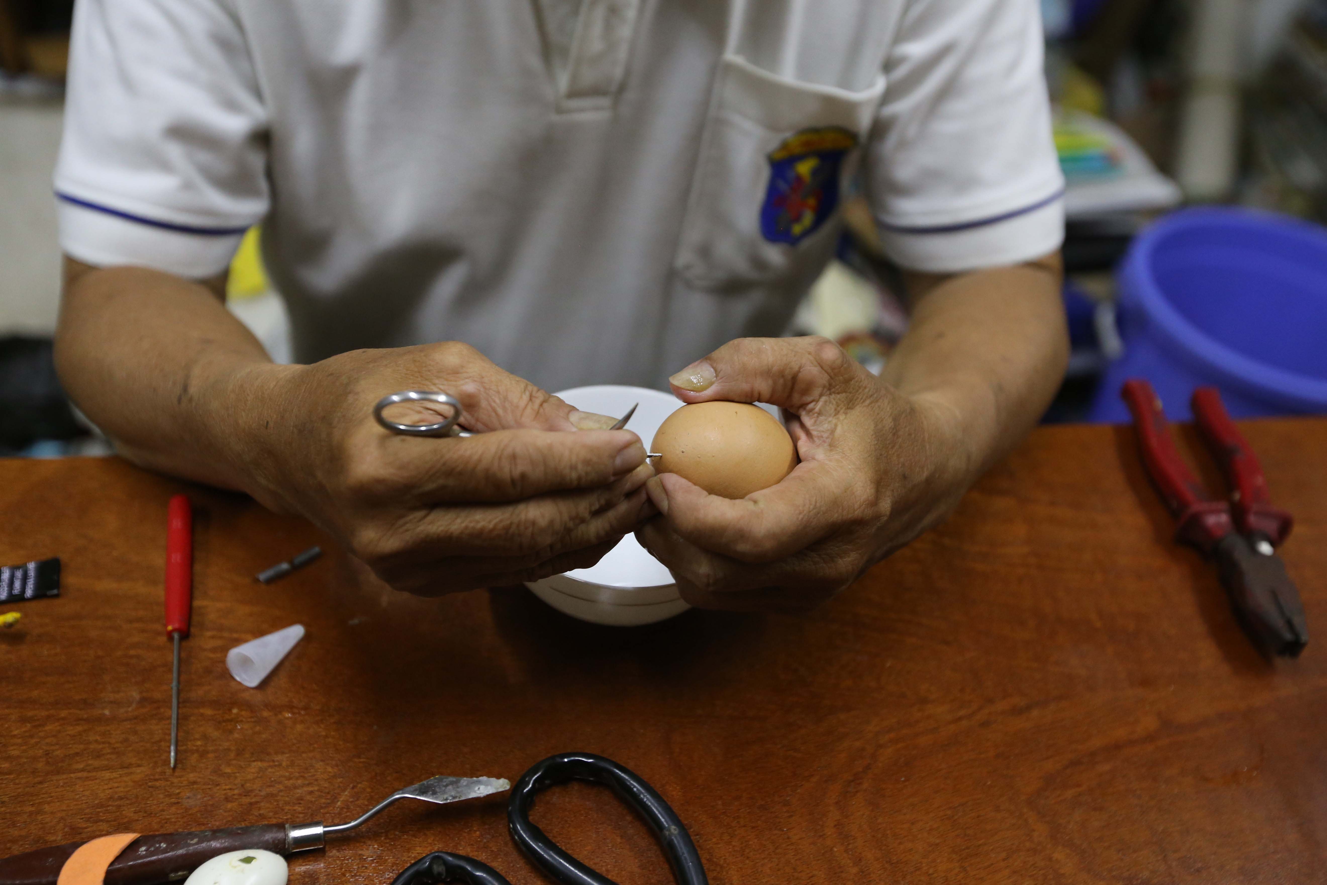 Các loại trứng vịt, gà, chim cút là phổ biến nhất trong công việc tạo hình của ông.