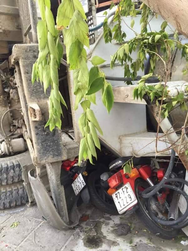 4 chiếc xe máy nằm lọt thỏm dưới gầm xe trộn bê tông, ảnh: CTV