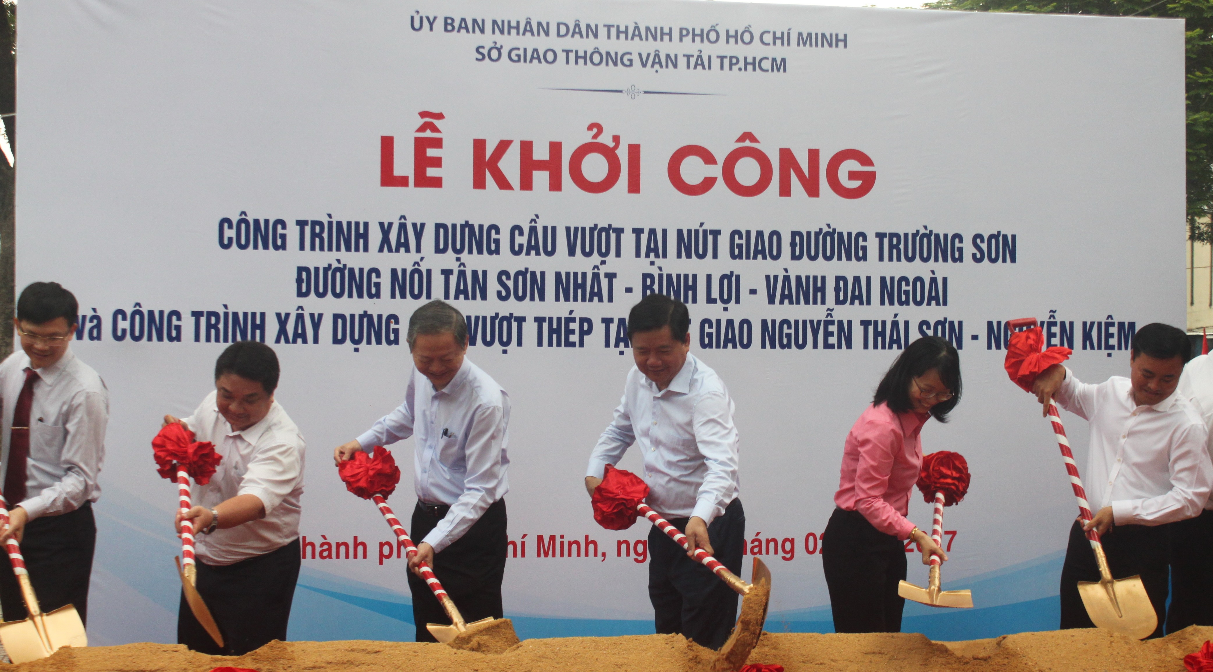 Lãnh đạo TP và các sở ngành tại lễ khởi công hai dự án cầu vượt vào sáng 8-2