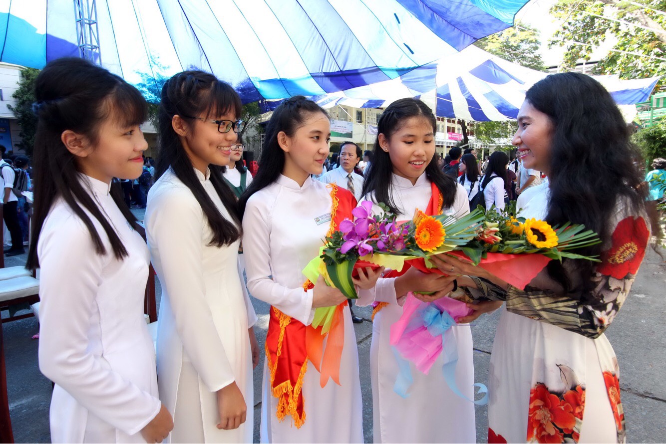 Cô và trò Trường THPT Bùi Thị Xuân TP HCM trong tà áo dài. Ảnh: Hoàng Triều