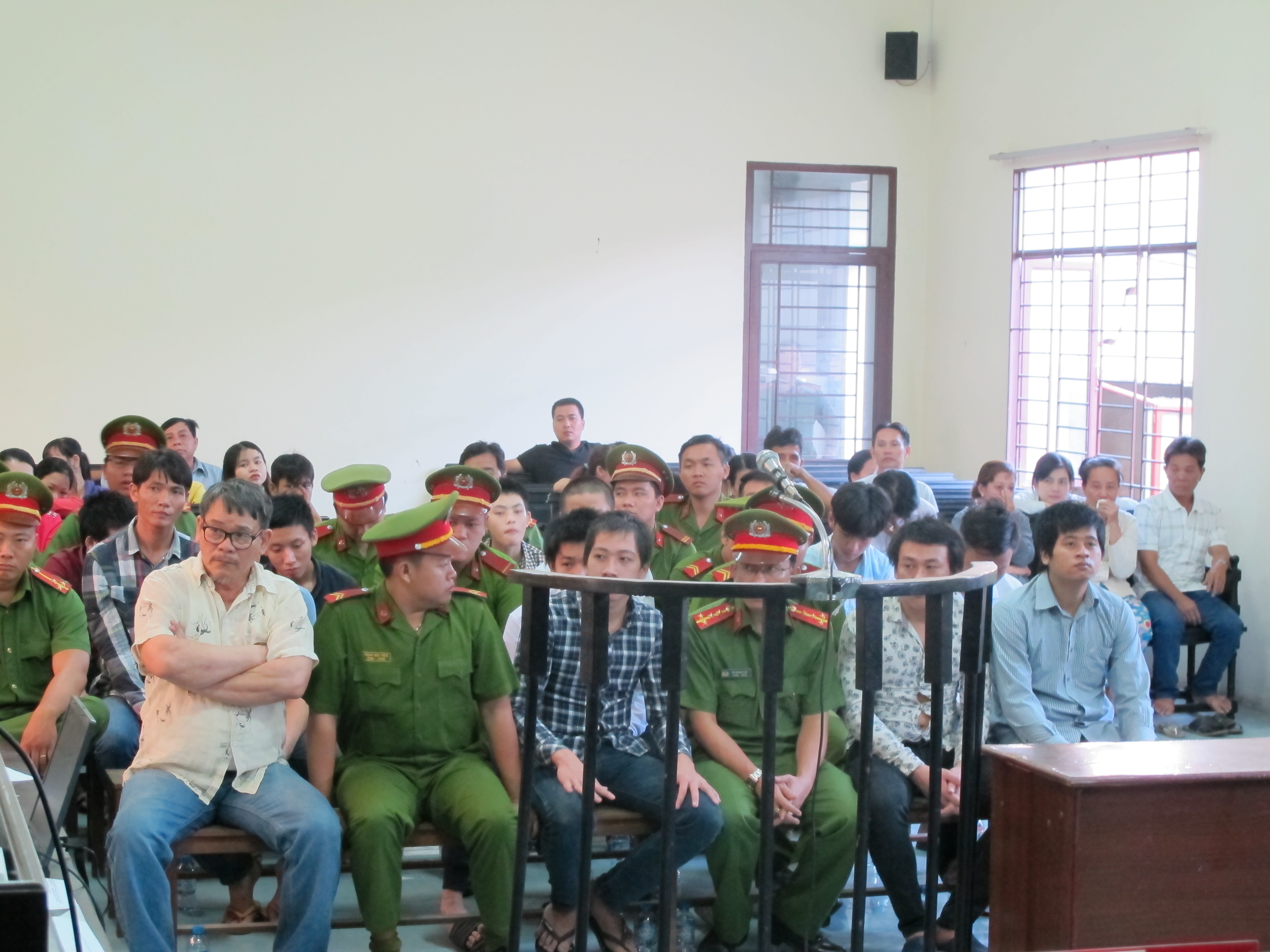 Đàn em Năm Cam được ngồi nghe luận tội vì sức khỏe  yếu