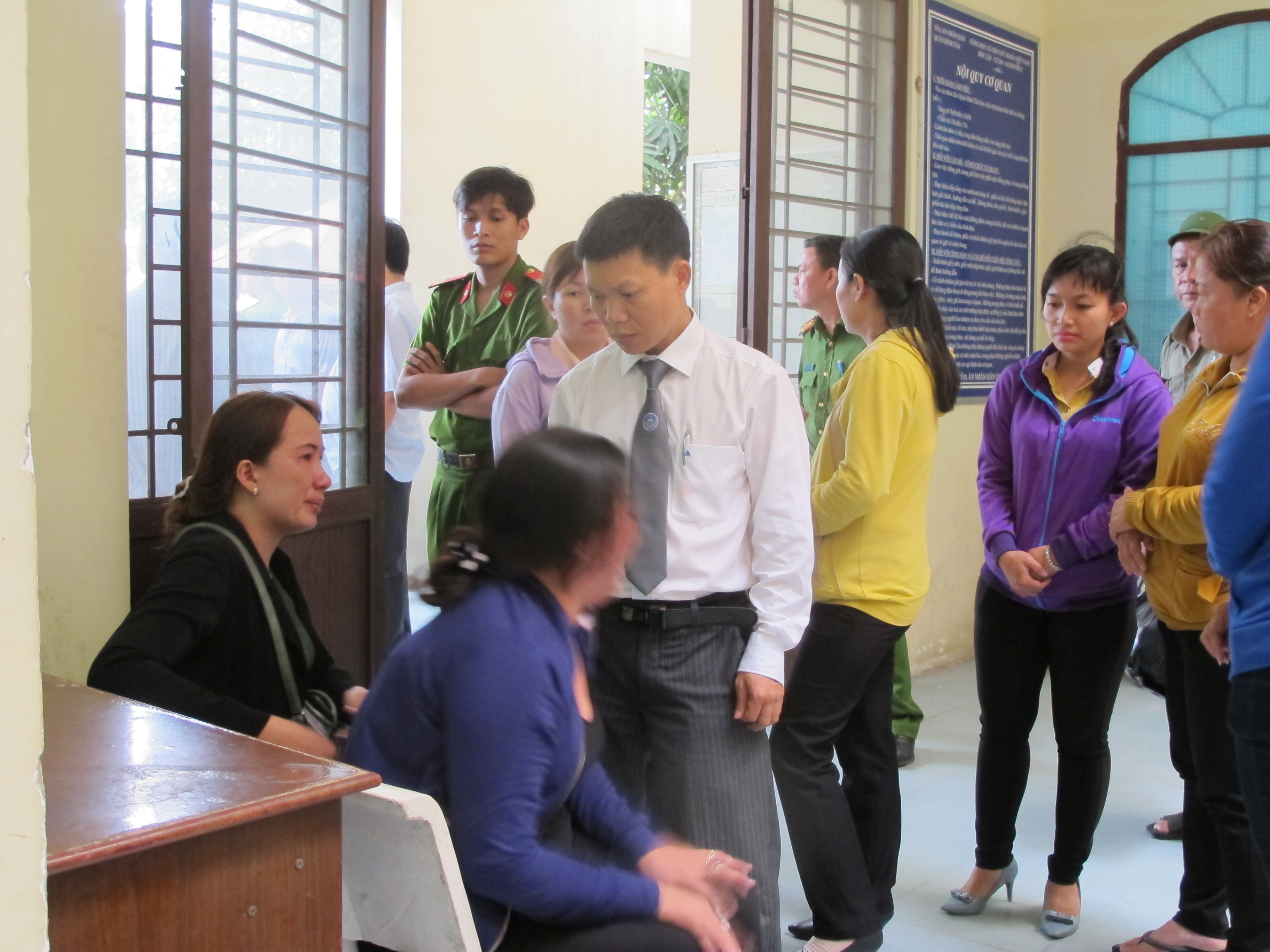 Vợ Sỳ Vĩnh Sáng (áo xanh) la hét tại phiên tòa