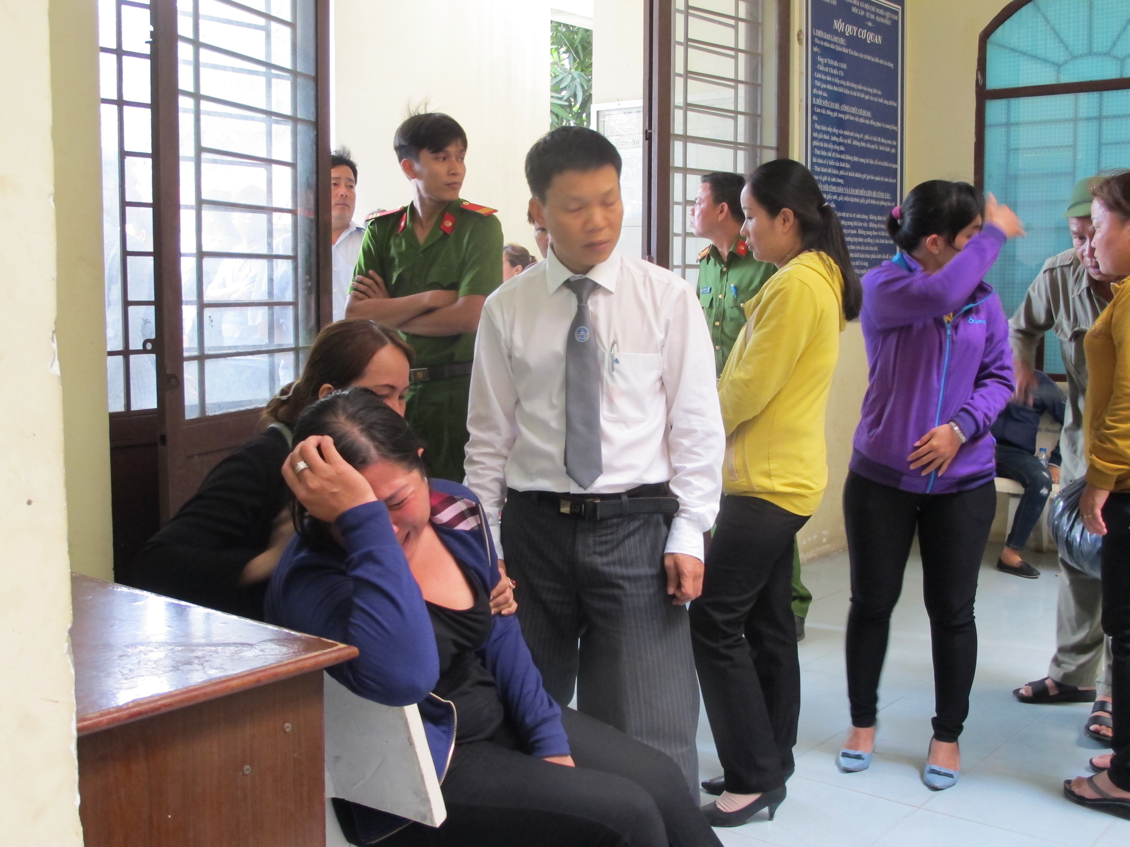 Vợ đàn em Năm Cam đại náo tòa án