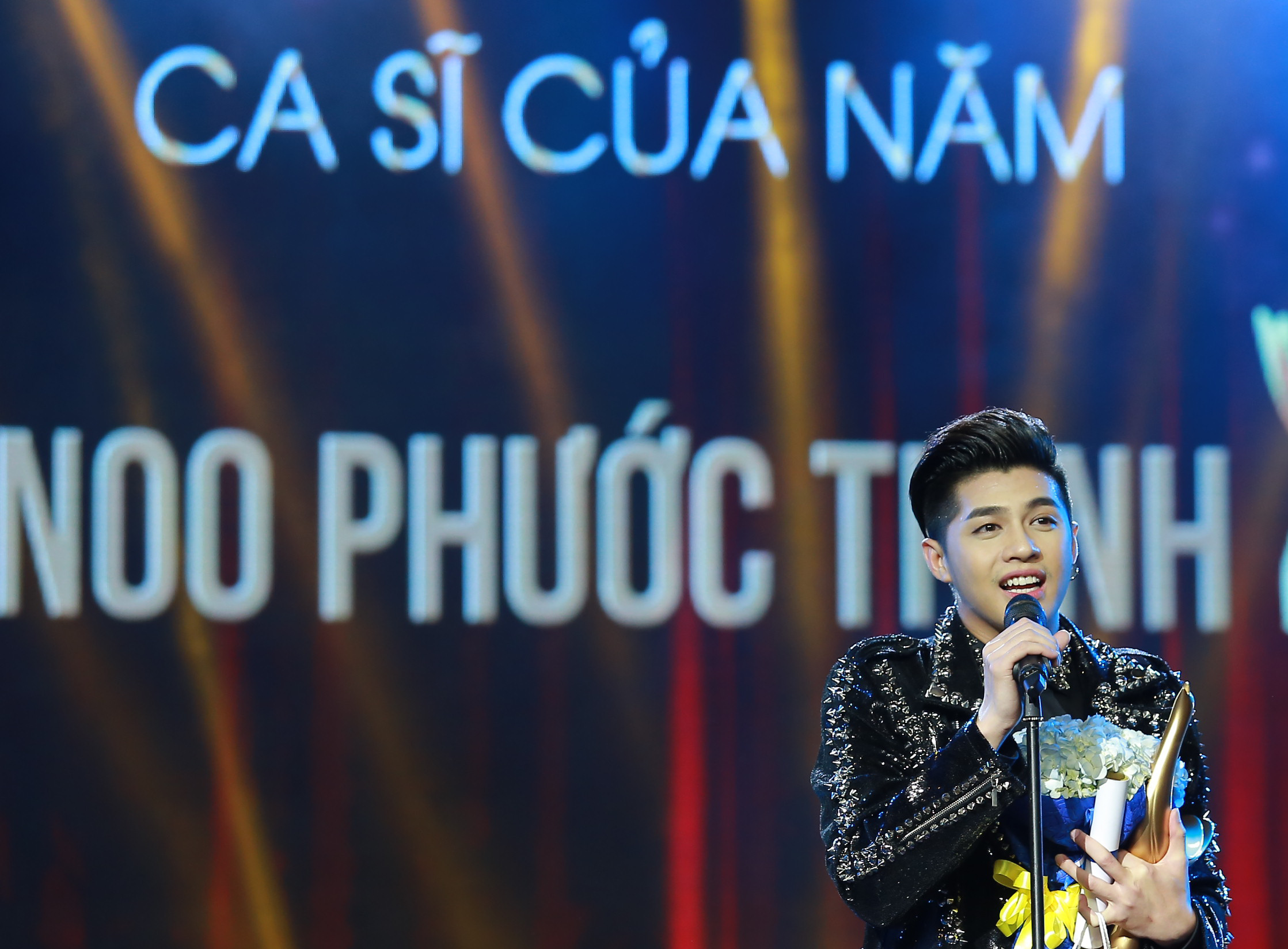 Vượt ca sĩ đàn chị, Noo Phước Thịnh giành giải Âm nhạc Cống Hiến 2017