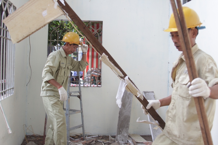 Trước khi tháo dỡ điểm tiếp nhận thông báo lưu trú này, phường đã sắp xếp một vị trí khác thuận lợi hơn