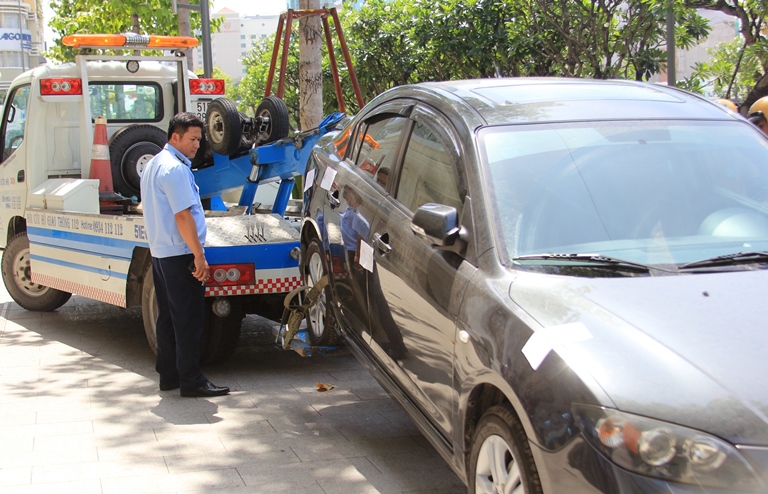 
Một chiếc xe đậu tr&ecirc;n vỉa h&egrave; bị cẩu về do t&agrave;i xế vắng mặt
