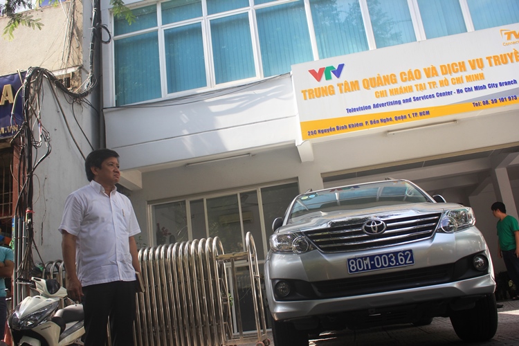 
Ng&agrave;y 23-2, trong l&uacute;c kiểm tra đường Nguyễn Bỉnh Khi&ecirc;m, &ocirc;ng Hải nhận thấy chiếc xe biển xanh 80M trước Trung t&acirc;m Quảng c&aacute;o v&agrave; Dịch vụ truyền h&igrave;nh, Đ&agrave;i Truyền h&igrave;nh Việt Nam (chi nh&aacute;nh tại TP HCM) chiếm vỉa h&egrave;
