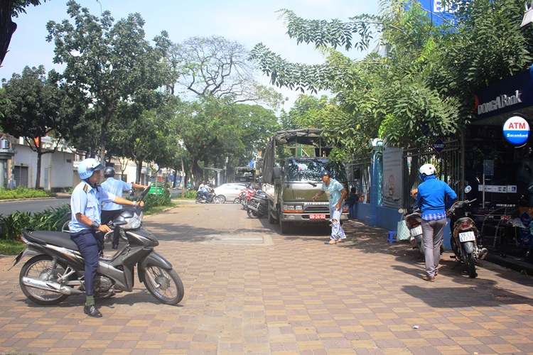 Xe biển đỏ rời vỉa hè sau khi được nhắc nhở