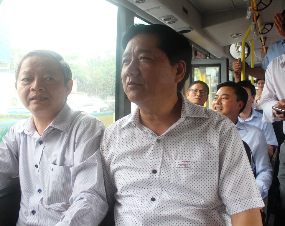 
B&iacute; thư Th&agrave;nh ủy TP HCM Đinh La Thăng (b&ecirc;n phải) v&agrave; Ph&oacute; Chủ tịch UBND TP HCM L&ecirc; Văn Khoa trải nghiệm tr&ecirc;n tuyến xe bu&yacute;t mới. Ảnh: Bảo Nghi
