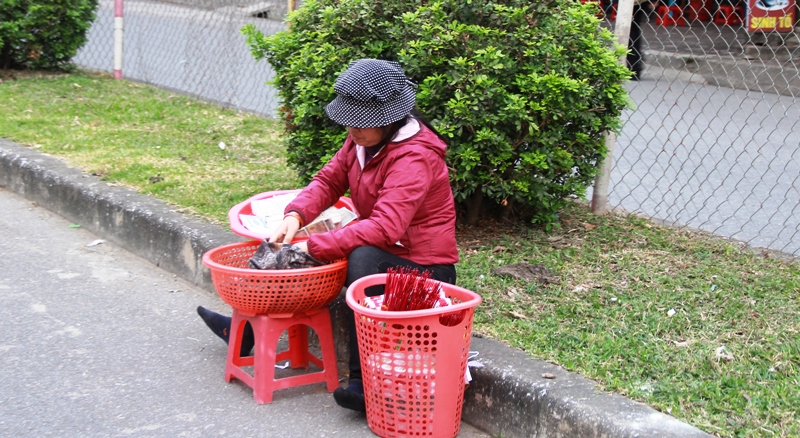 
Dịch vụ đổi tiền lẻ, b&aacute;n tiền v&agrave;ng may mắn vẫn xuất hiện tr&agrave;n lan trong khu vực đền Trần
