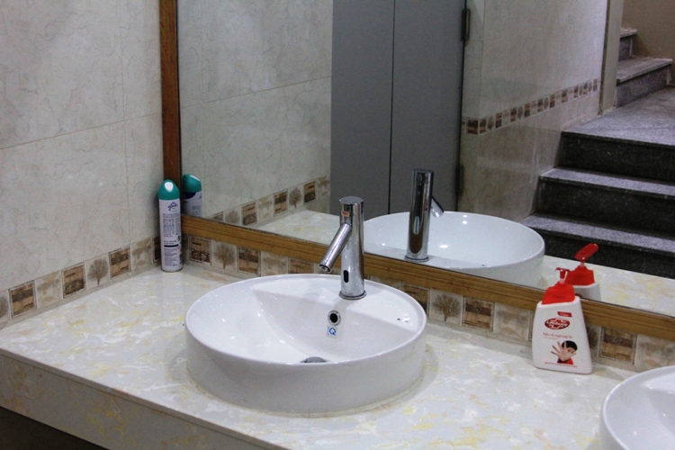 Bồn rửa tay tự động cùng xà bông và bình xịt khử mùi