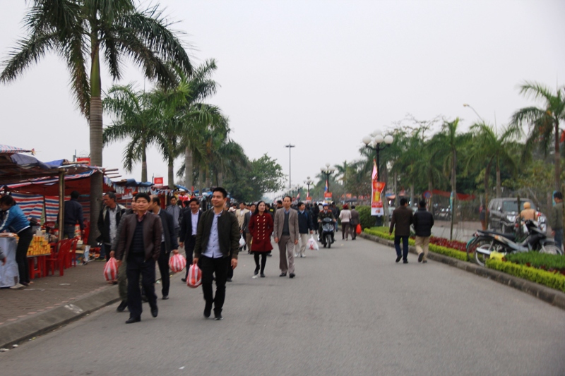 
D&ograve;ng người đổ về khu vực đền Trần ng&agrave;y một đ&ocirc;ng
