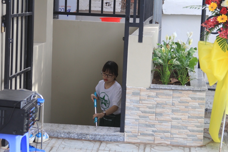 Nhân viên của quán cà phê sẽ có nhiệm vụ dọn dẹp, lau chùi để NVSCC được sạch sẽ