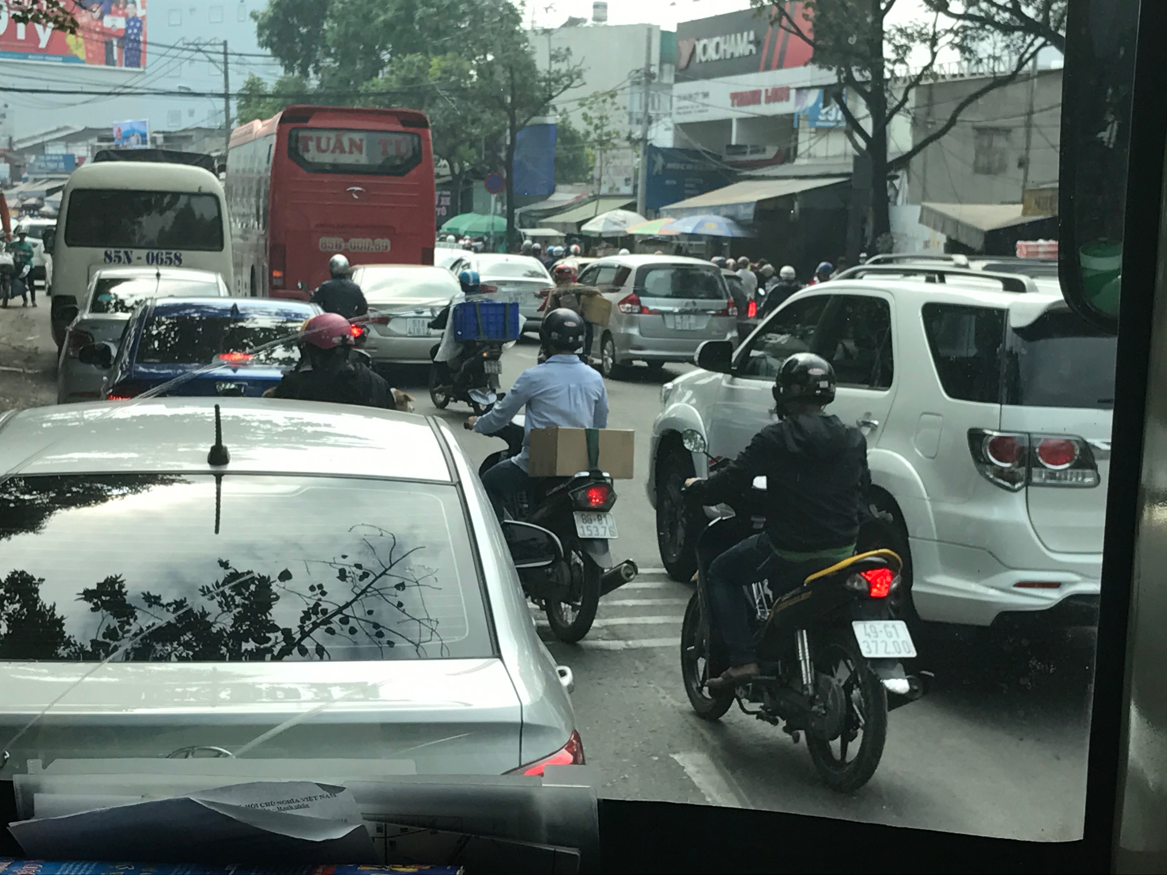 
Ph&iacute;a cổng v&agrave;o Bến xe Miền Đ&ocirc;ng (đường Đinh Bộ Lĩnh) nhiều xe lưu th&ocirc;ng nhưng vẫn th&ocirc;ng tho&aacute;ng. Dự kiến, từ 18 giờ đến 20 giờ sẽ xảy ra &ugrave;n ứ.
