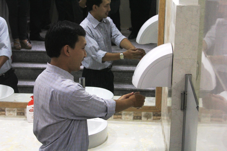 Sau khi rửa tay, người dân sử dụng máy sấy cho tay nhanh khô
