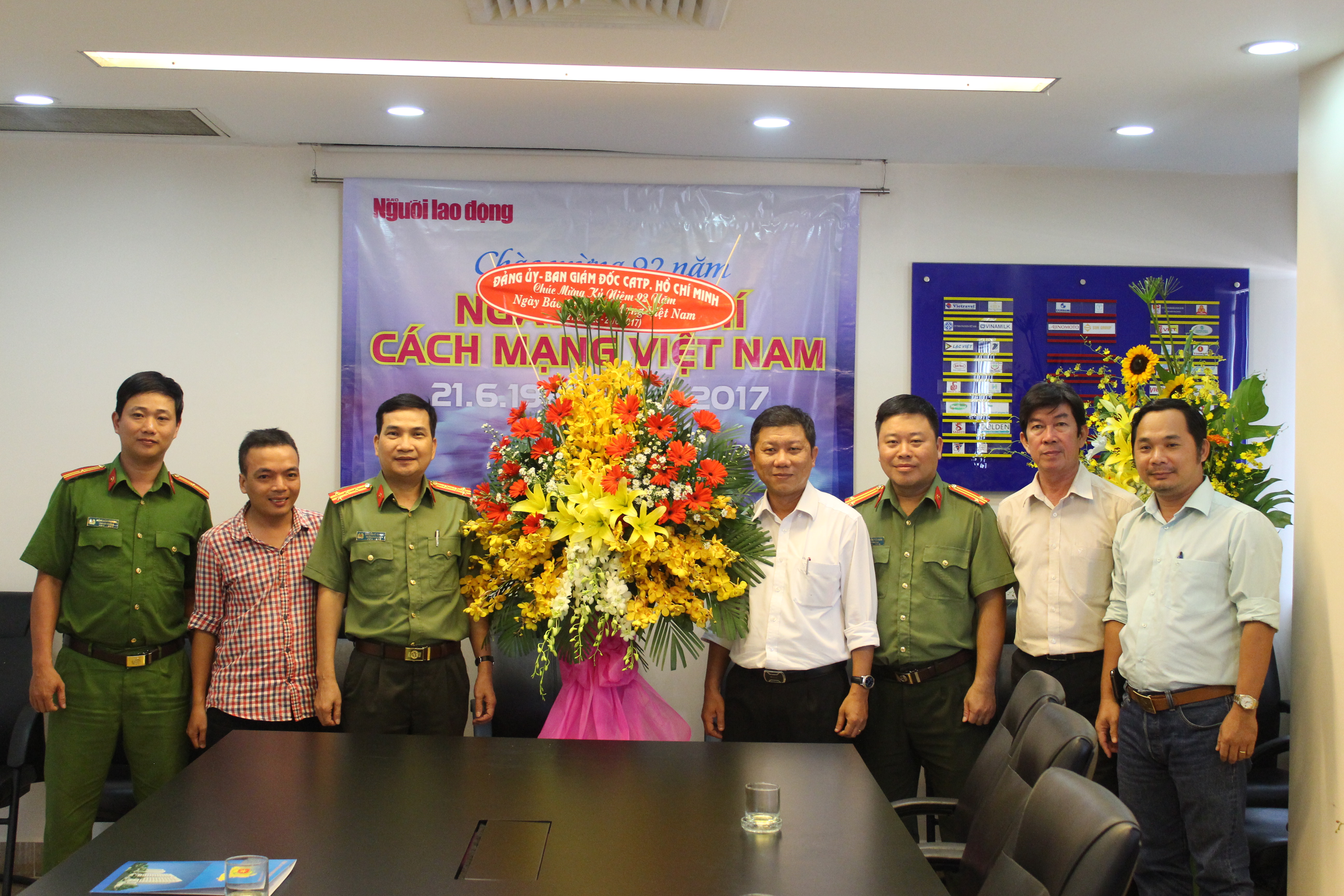 L&atilde;nh đạo TP HCM thăm B&aacute;o Người Lao Động - Ảnh 2.
