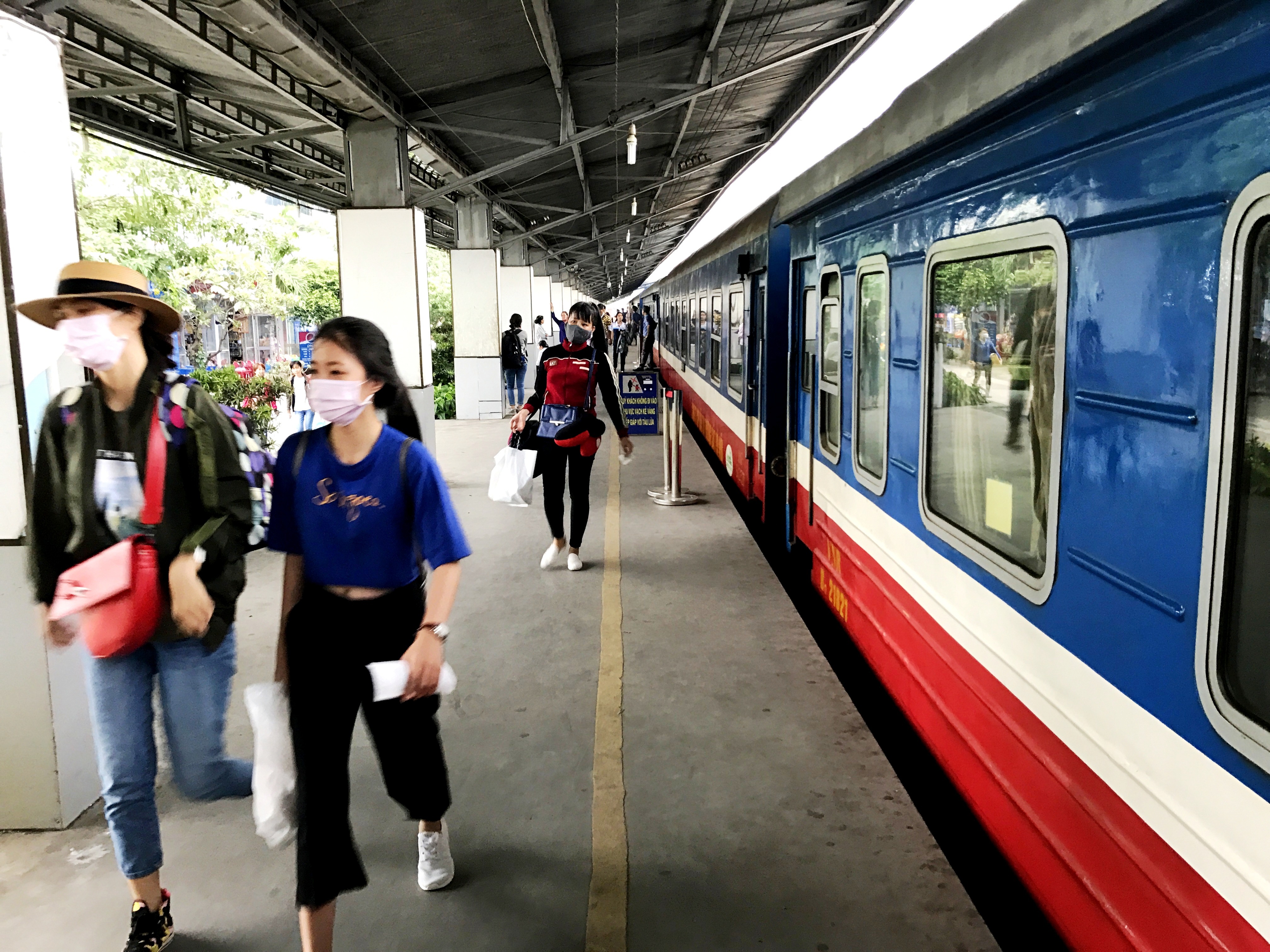 D&ograve;ng người bắt đầu đổ về bến xe, t&agrave;u, ph&agrave; - Ảnh 12.