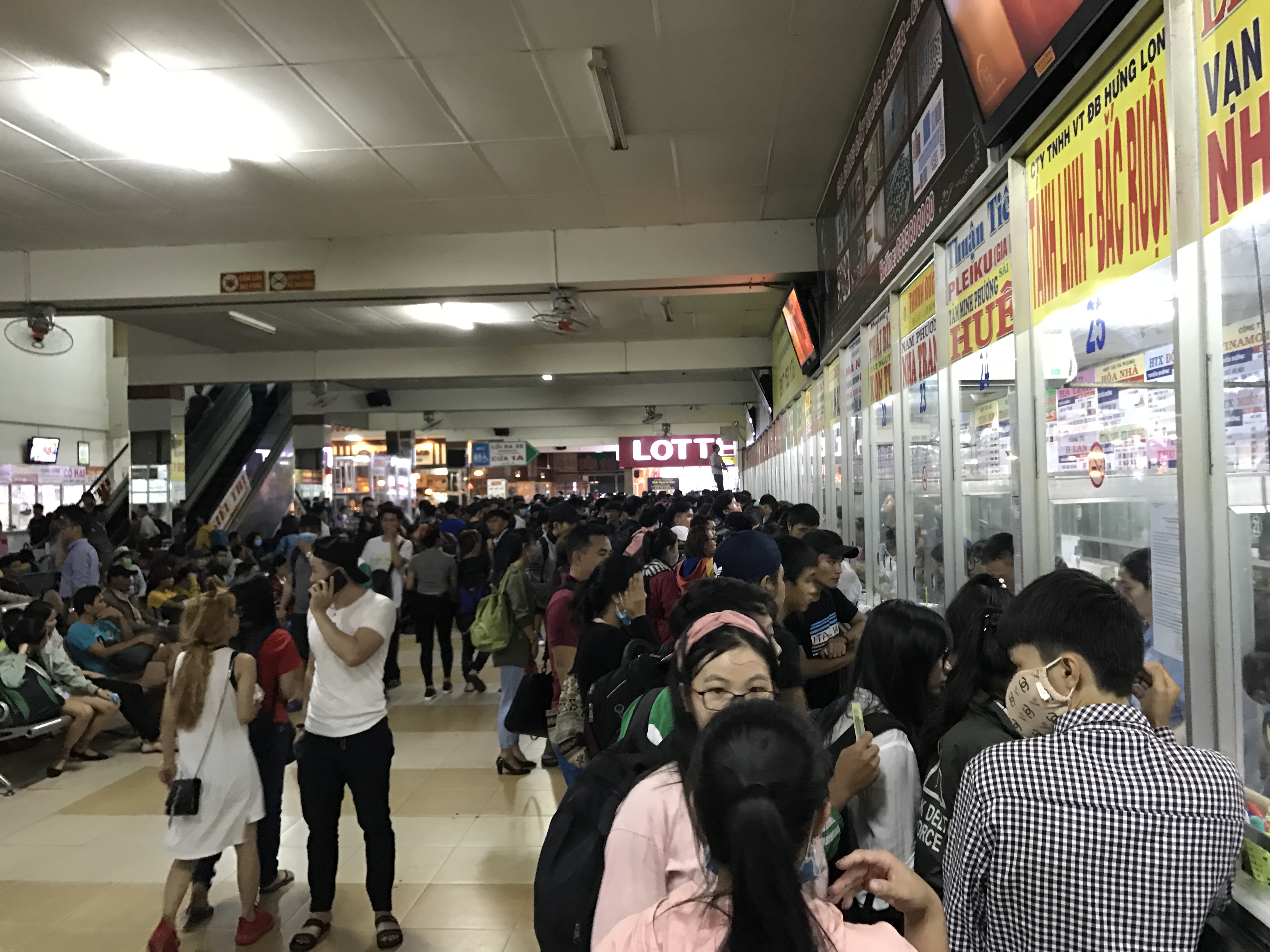 Mướt mồ h&ocirc;i mua v&eacute; xe ng&agrave;y lễ - Ảnh 3.