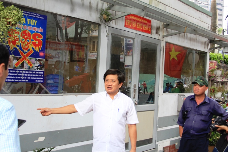 
Sau đ&oacute;, chiếc xe n&agrave;y bị cẩu về b&atilde;i tập kết
