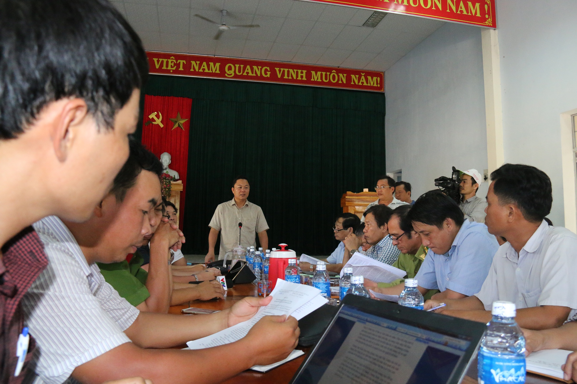 Ph&oacute; chủ tịch tỉnh đi bộ 8 giờ kiểm tra hiện trường ph&aacute; rừng - Ảnh 3.