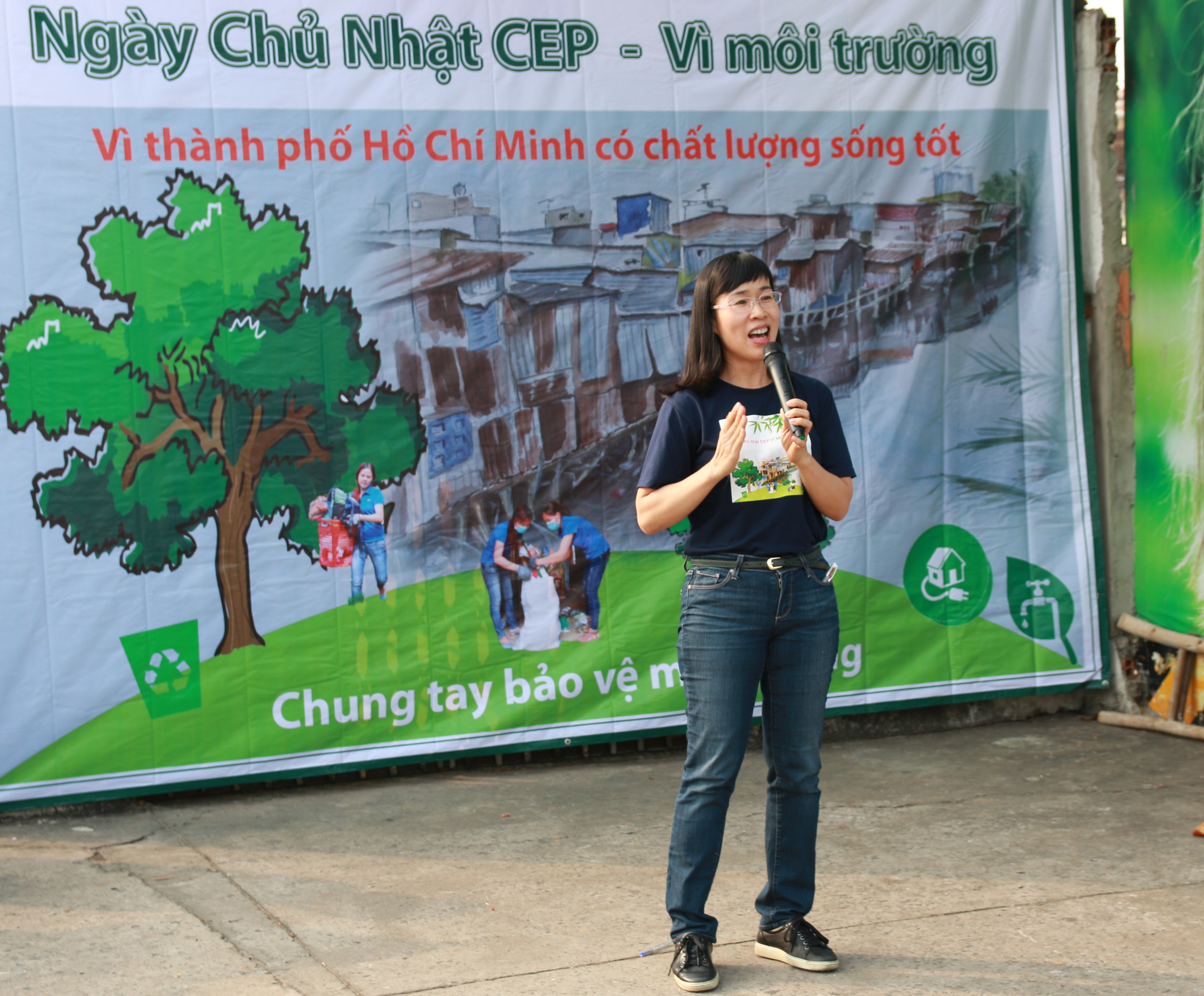 
B&agrave; Nguyễn Thị Ho&agrave;ng V&acirc;n, Gi&aacute;m đốc Quỹ CEP k&ecirc;u gọi đội ngũ nh&acirc;n vi&ecirc;n t&iacute;n dụng v&agrave; b&agrave; con th&agrave;nh vi&ecirc;n ngh&egrave;o chung tay bảo vệ m&ocirc;i trường sống
