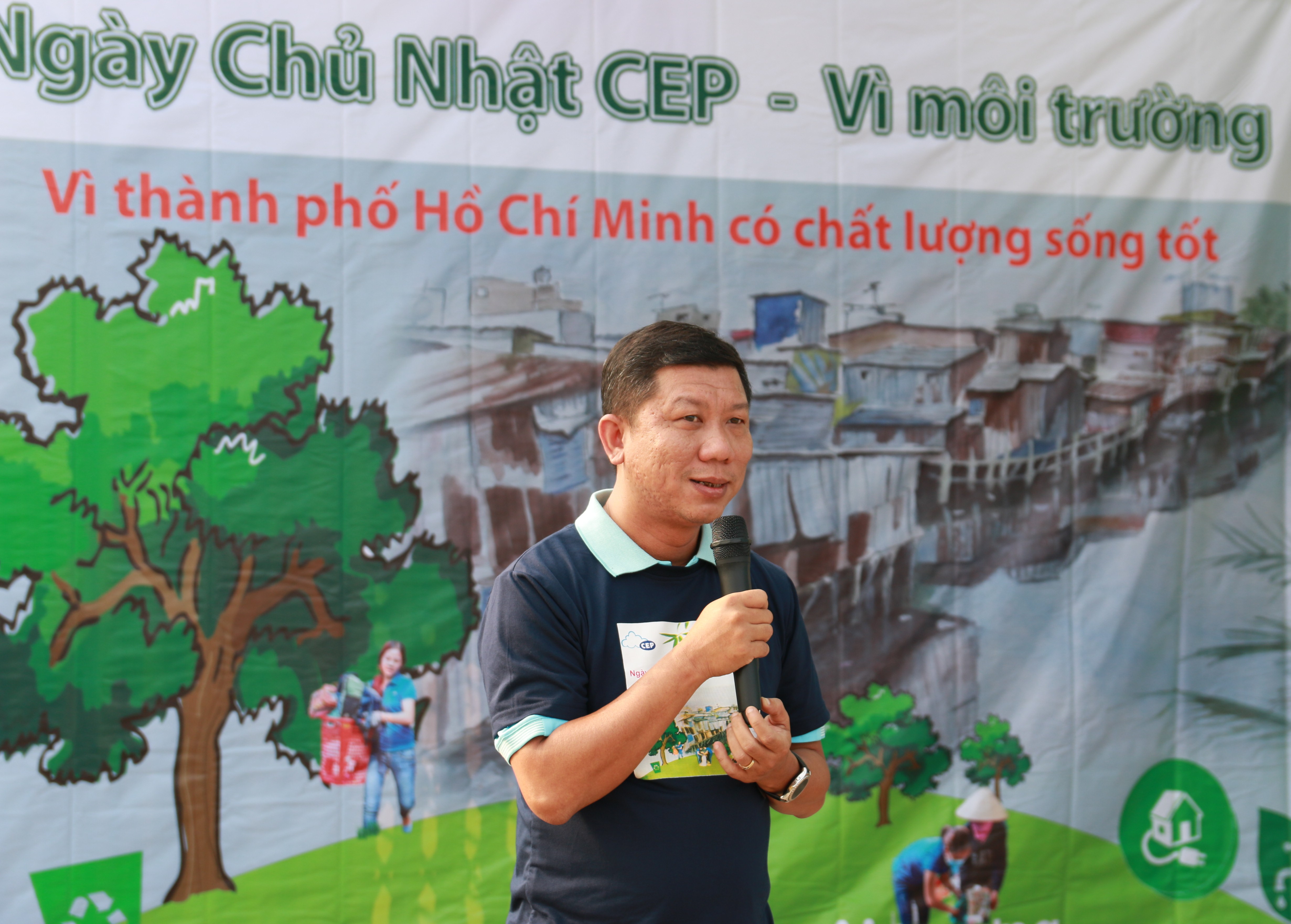 
&Ocirc;ng Trần Đo&agrave;n Trung, Ph&oacute; Chủ tịch LĐLĐ TP đ&aacute;nh gi&aacute; cao hoạt động hướng về cộng đồng của ban gi&aacute;m đốc v&agrave; tập thể nh&acirc;n vi&ecirc;n Quỹ CEP, xem đ&oacute; l&agrave; h&agrave;nh động thiết thực để x&acirc;y dựng m&ocirc;i trường sống xanh, sạch, đẹp trong khu vực d&acirc;n cư
