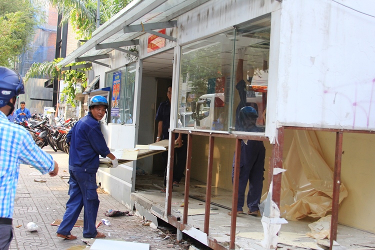 
&Ocirc;ng Hải hỏi l&atilde;nh đạo phường trụ sở khu phố 6 x&acirc;y dựng c&oacute; giấy ph&eacute;p kh&ocirc;ng nhưng l&atilde;nh đạo phường kh&ocirc;ng trả lời được. Lập tức, c&aacute;c lực lượng như điện lực, c&ocirc;ng &iacute;ch, trật tự đ&ocirc; thị ph&aacute; kh&oacute;a v&agrave; khi&ecirc;ng đồ đạc ra ngo&agrave;i trước khi th&aacute;o dỡ.
