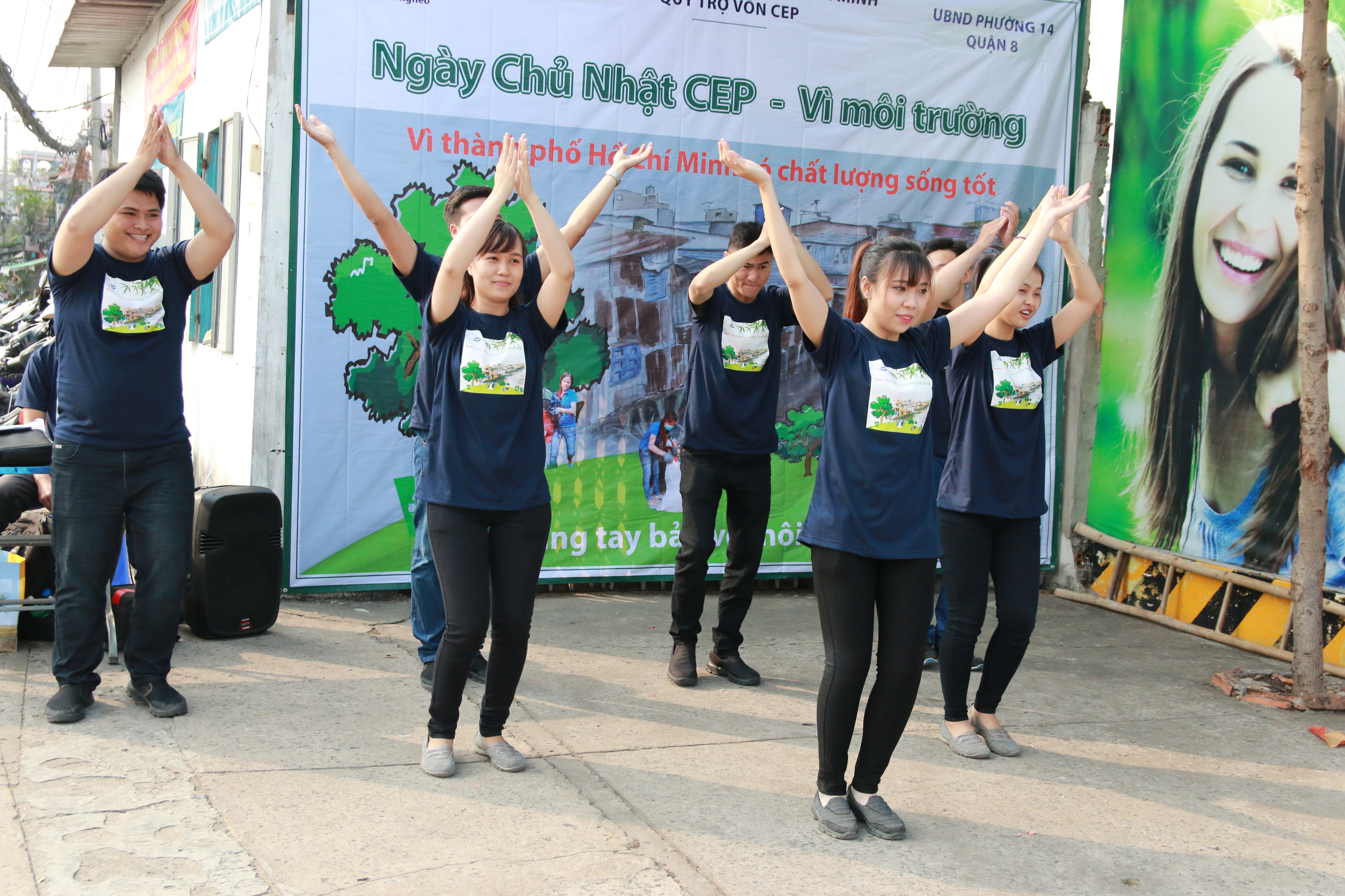
Một tiết mục văn nghệ chuyển tải th&ocirc;ng điệp bảo vệ m&ocirc;i trường của đội ngũ nh&acirc;n vi&ecirc;n t&iacute;n dụng CEP tại lễ khai mạc chương tr&igrave;nh
