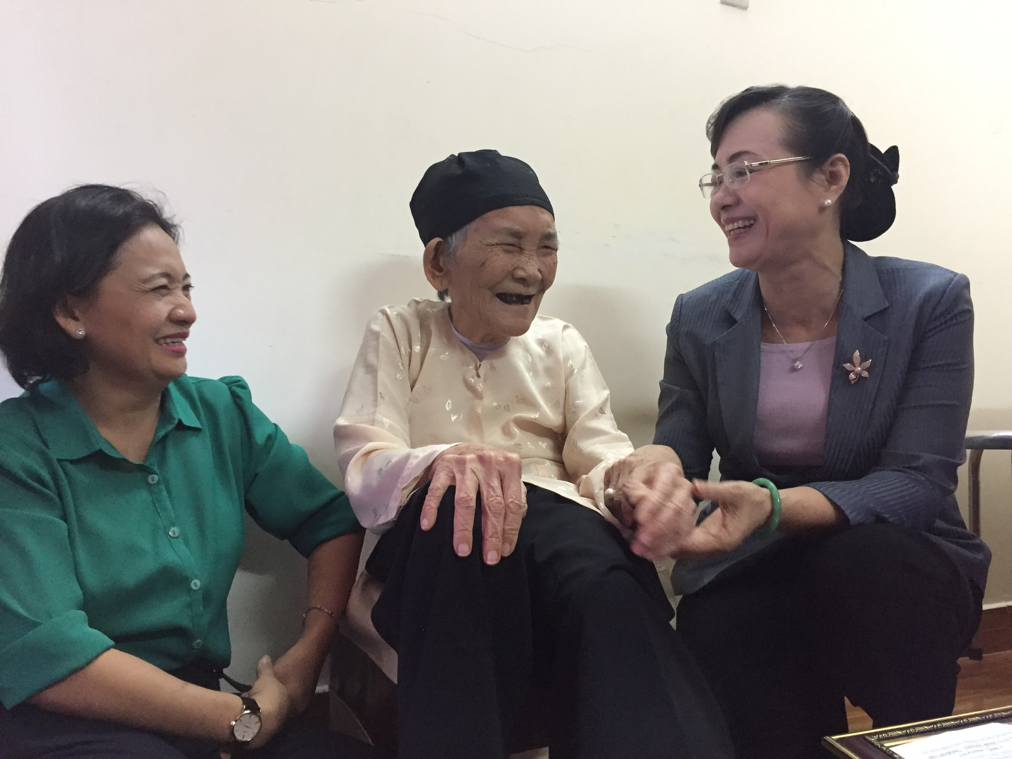 
Chủ tịch HĐNĐ TP HCM Nguyễn Thị Quyết T&acirc;m (b&igrave;a phải) v&agrave; Trưởng Ban Tuy&ecirc;n Gi&aacute;o Th&agrave;nh ủy TP HCM Th&acirc;n Thị Thư (b&igrave;a tr&aacute;i) thăm v&agrave; ch&uacute;c Tết Mẹ Việt Nam Anh h&ugrave;ng Nguyễn Thị Tửu. Ảnh: Bảo Ngọc
