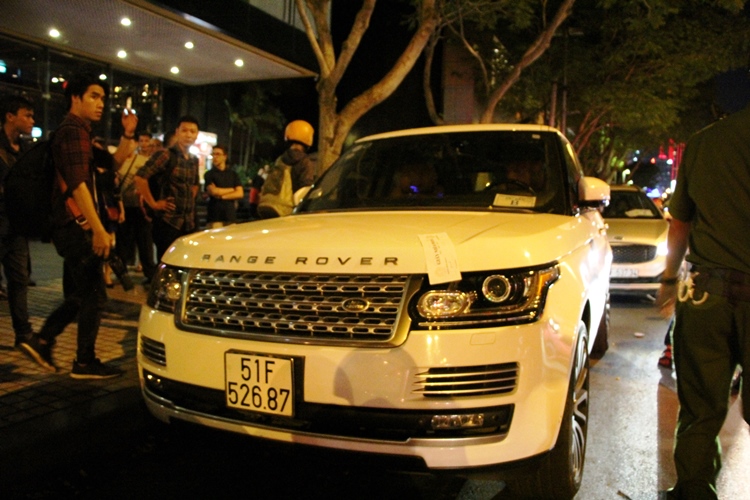 
Một chiếc xe hơi nh&atilde;n hiệu Range Rover kh&aacute;c cũng bị d&aacute;n ni&ecirc;m phong. Khoảng hơn 5 ph&uacute;t sau, t&agrave;i xế ra đề nghị được đ&oacute;ng phạt tại chỗ. Khi lực lượng chức năng th&ocirc;ng b&aacute;o phải cẩu về phường, l&agrave;m thủ tục đ&oacute;ng phạt mới được nhận xe về th&igrave; t&agrave;i xế lo lắng v&igrave; ng&agrave;y mai c&oacute; việc cần phải sử dụng
