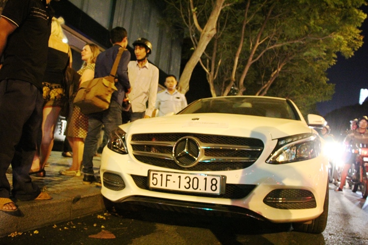 
Khoảng 22 giờ ng&agrave;y 23-3, lực lượng chức năng ph&aacute;t hiện c&oacute; 2 xe sang đậu dưới l&ograve;ng đường L&ecirc; Lai (quận 1, TP HCM), chủ xe v&agrave;o qu&aacute;n uống c&agrave; ph&ecirc;
