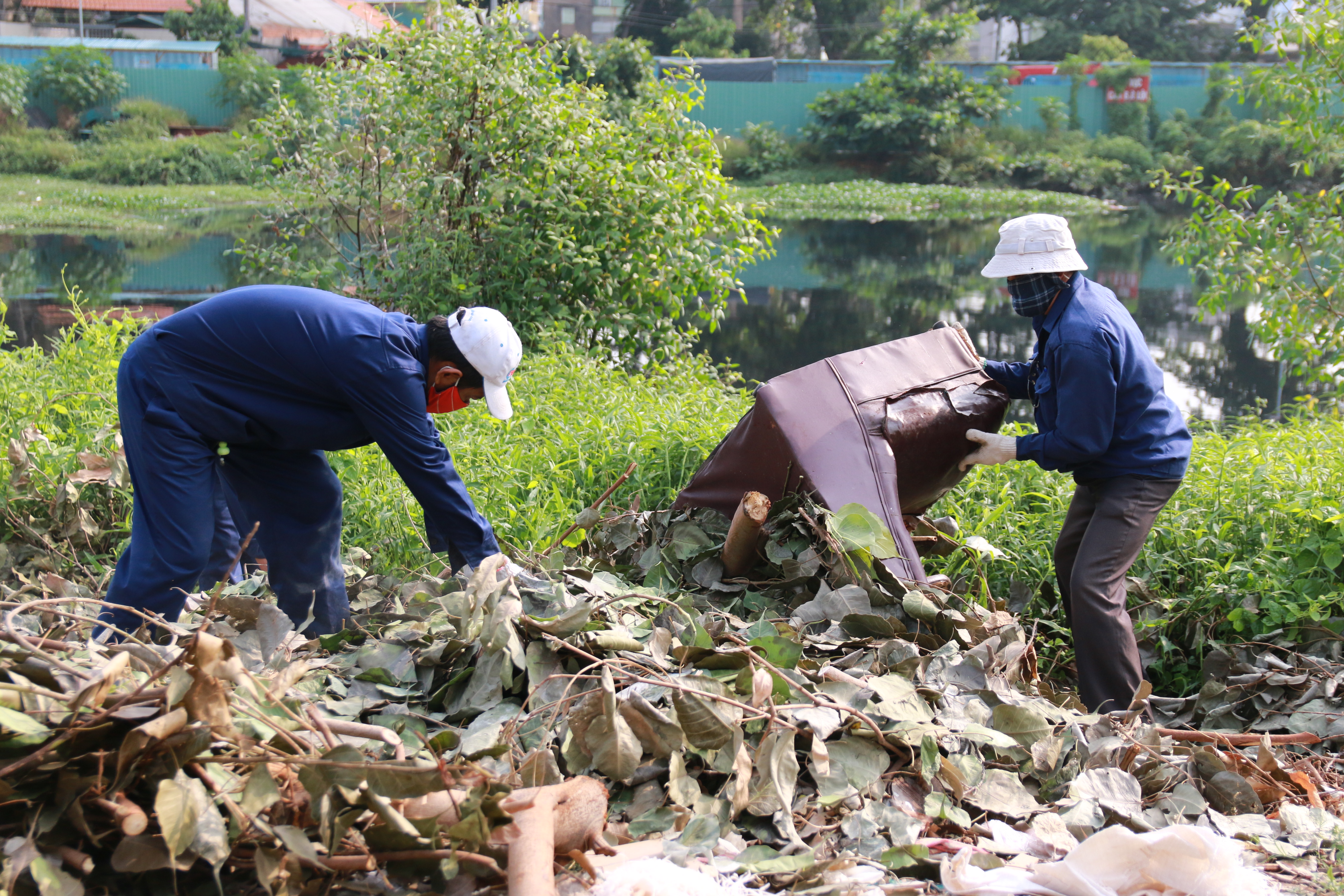 
C&ocirc;ng nh&acirc;n C&ocirc;ng ty Dịch vụ C&ocirc;ng &iacute;ch quận 8, TP HCM dọn dẹp r&aacute;c ven kinh
