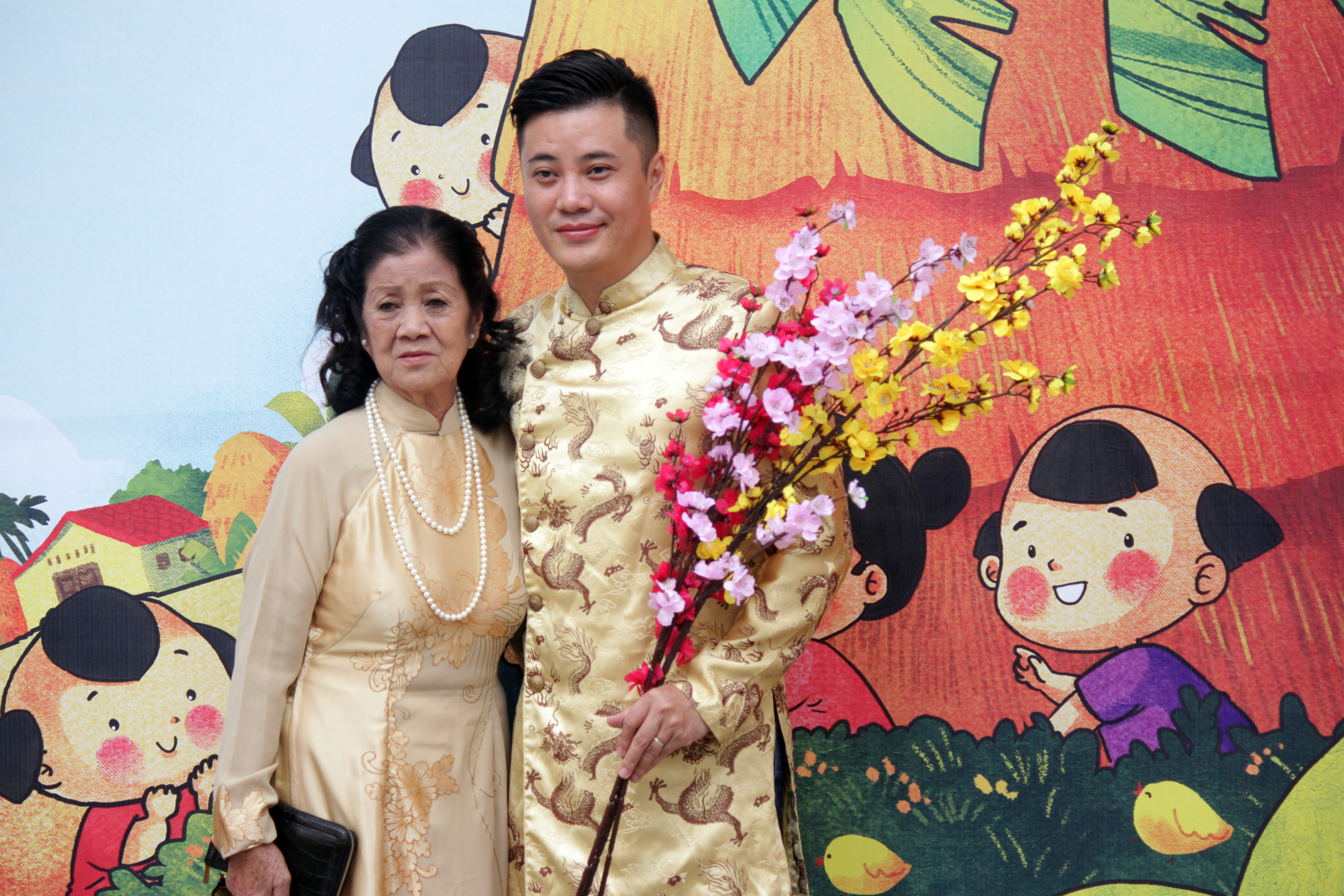 Chàng trai tranh thủ ngày cu&ocirc;́i tu&acirc;̀n đưa mẹ đi chụp hình kỷ ni&ecirc;̣m.