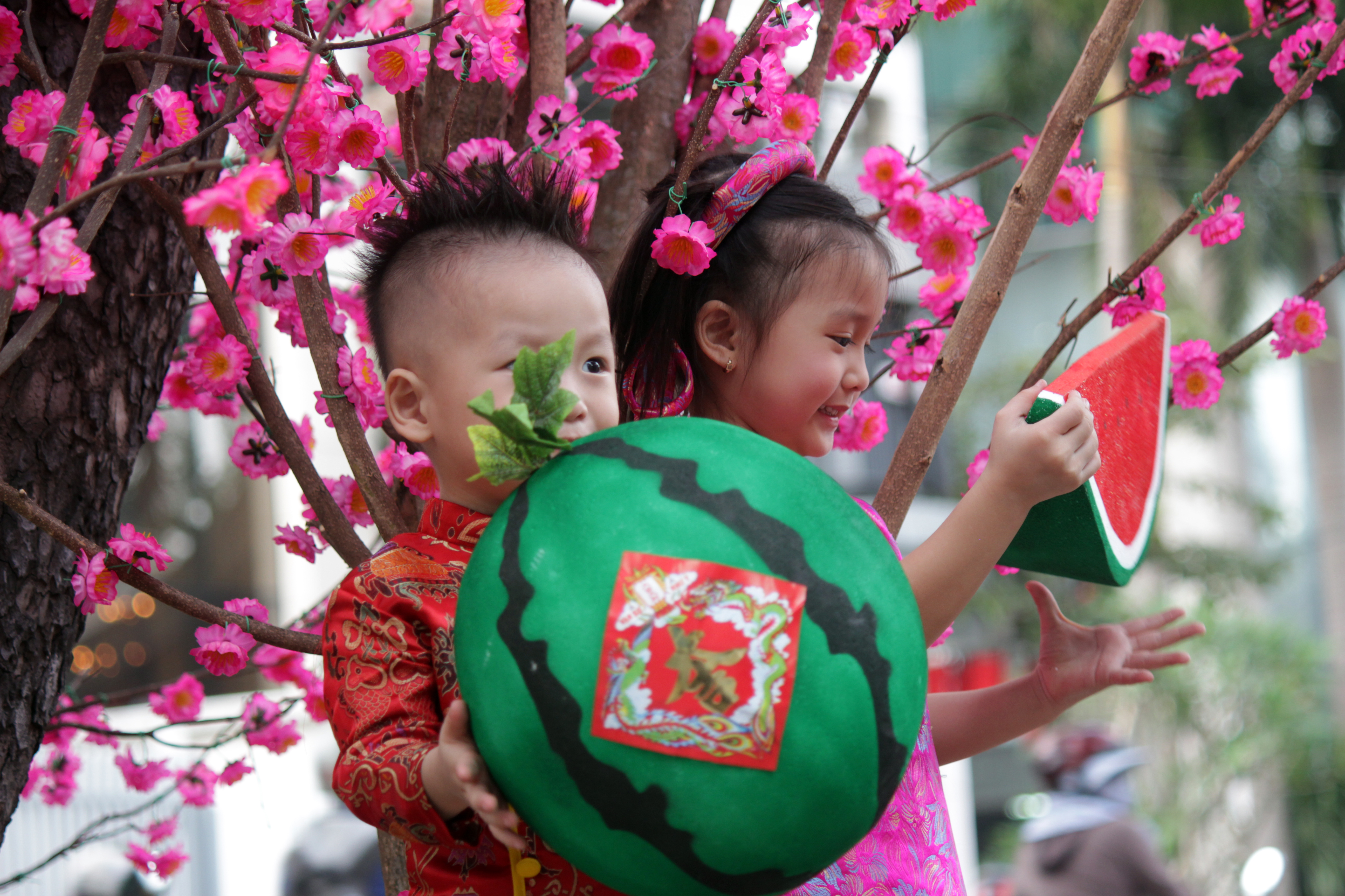 Các em nhỏ cũng tỏ ra thích thú khi được b&ocirc;́ mẹ cho ăn mặc trang phục truy&ecirc;̀n th&ocirc;́ng cùng với nhi&ecirc;̀u phụ ki&ecirc;̣n xinh xắn đ&ecirc;̉ chụp ảnh lưu ni&ecirc;̣m.
