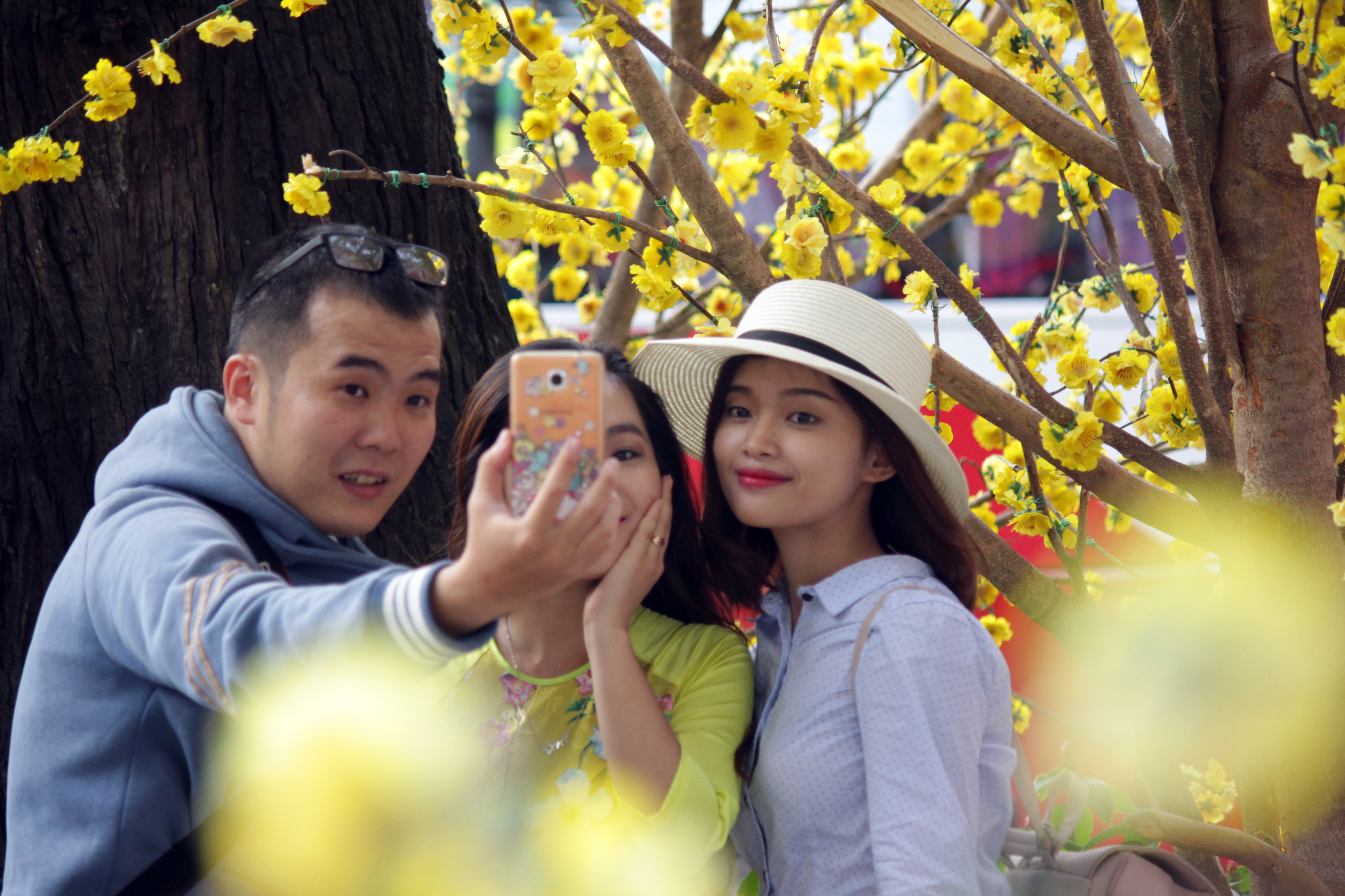 Các nhóm bạn trẻ n&aacute;o nức tìm v&ecirc;̀ khu vực này đ&ecirc;̉ chụp ảnh với nhau bằng đi&ecirc;̣n thoại di đ&ocirc;̣ng.