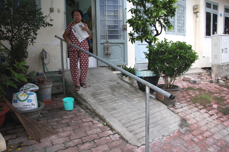 Bà Trịnh Hy Sinh, ngụ nhà A10 bị bệnh đau cột sống nên phải làm tay vịn trên vỉa hè để làm điểm tựa mỗi khi lên xuống