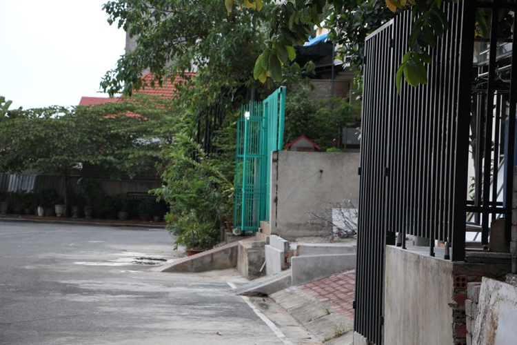 Chiếm vỉa hè chưa đủ, một số nhà khác làm gờ dắt xe lấn ra đường nội bộ thêm khoảng 60cm