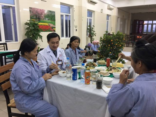 Giám đốc BV K Trung ương Trần Văn Thuấn (áo trắng) ăn bữa cơm truyền thống đón tết cùng những bệnh nhân phải ăn Tết BV