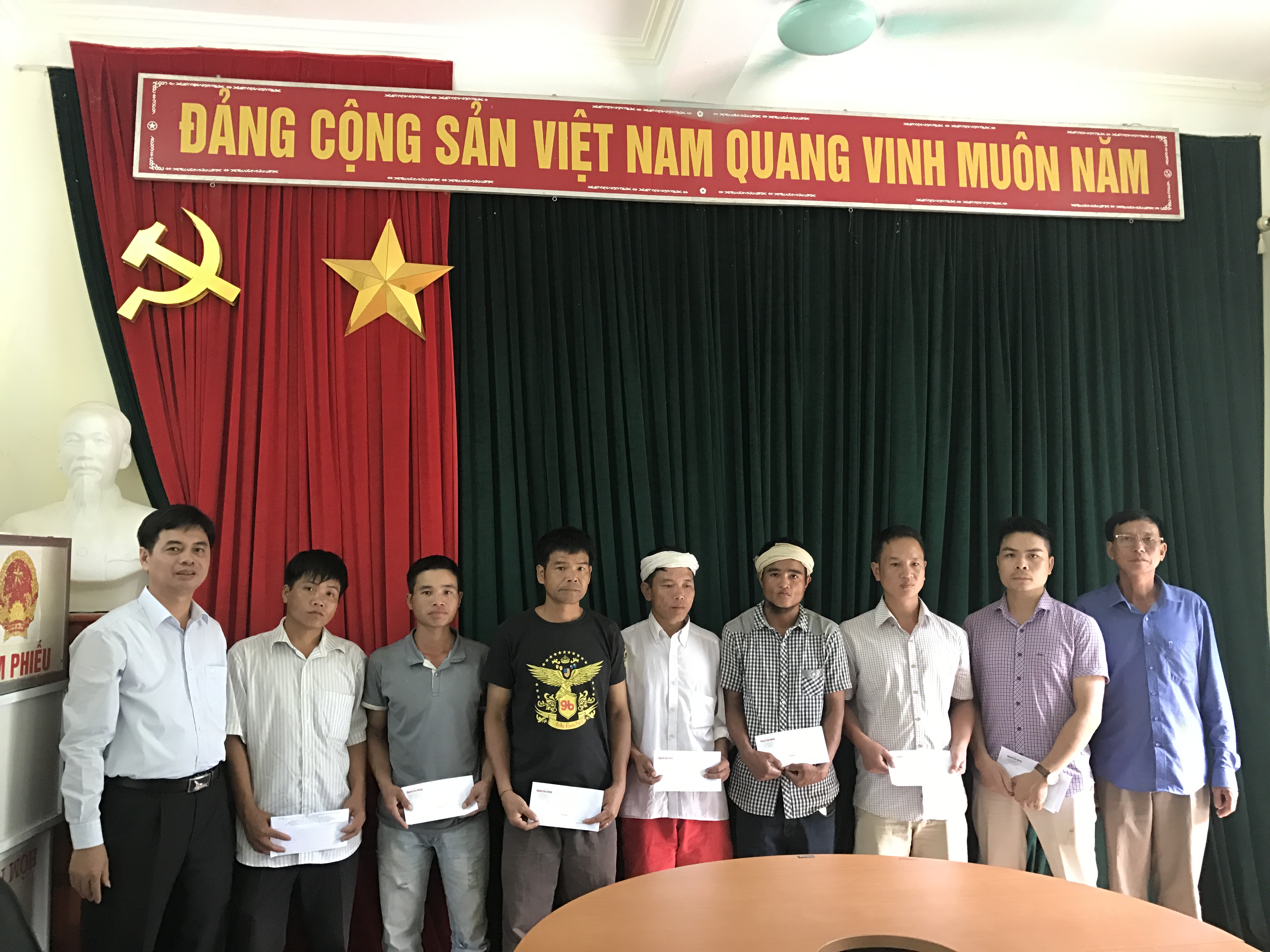 Trao tặng 105 triệu đồng của bạn đọc Báo Người Lao Động hỗ trợ người dân Mường La