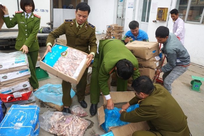 Cơ quan chức năng từng thu giữ nhiều nội tạng, chân gà hết hạn sử dụng Ảnh: Báo Giao Thông)