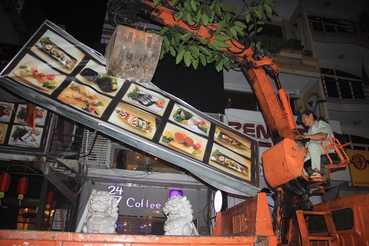 
C&aacute;ch đ&oacute; v&agrave;i căn, chủ nh&agrave; trưng 2 con sư tử đ&aacute; trước nh&agrave; nằm tr&ecirc;n vỉa h&egrave; cũng bị lực lượng chức năng cẩu l&ecirc;n xe.
