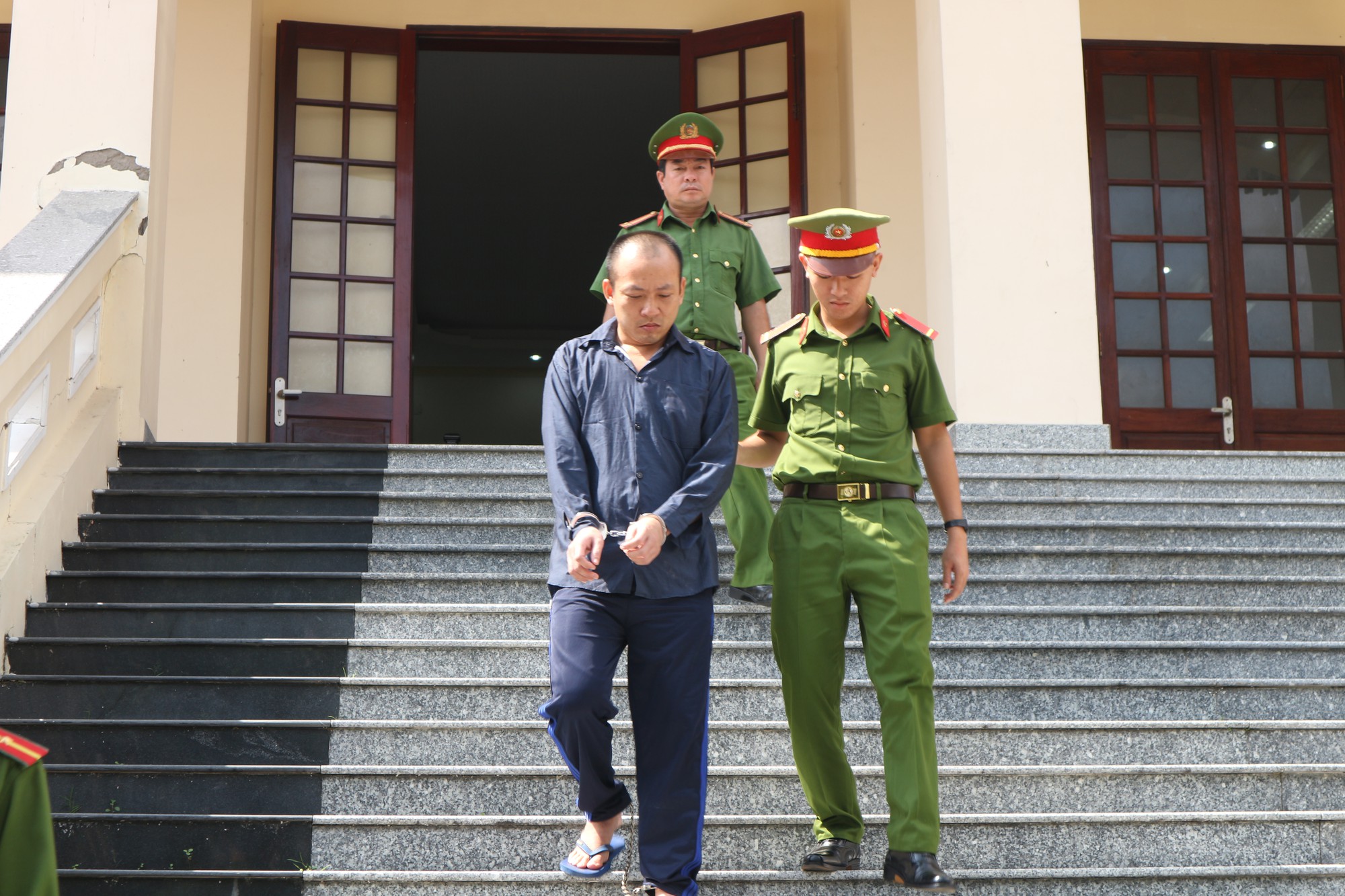 Gã đàn ông đồi bại hiếp dâm bé gái là ân nhân của vợ hờ - Ảnh 2.