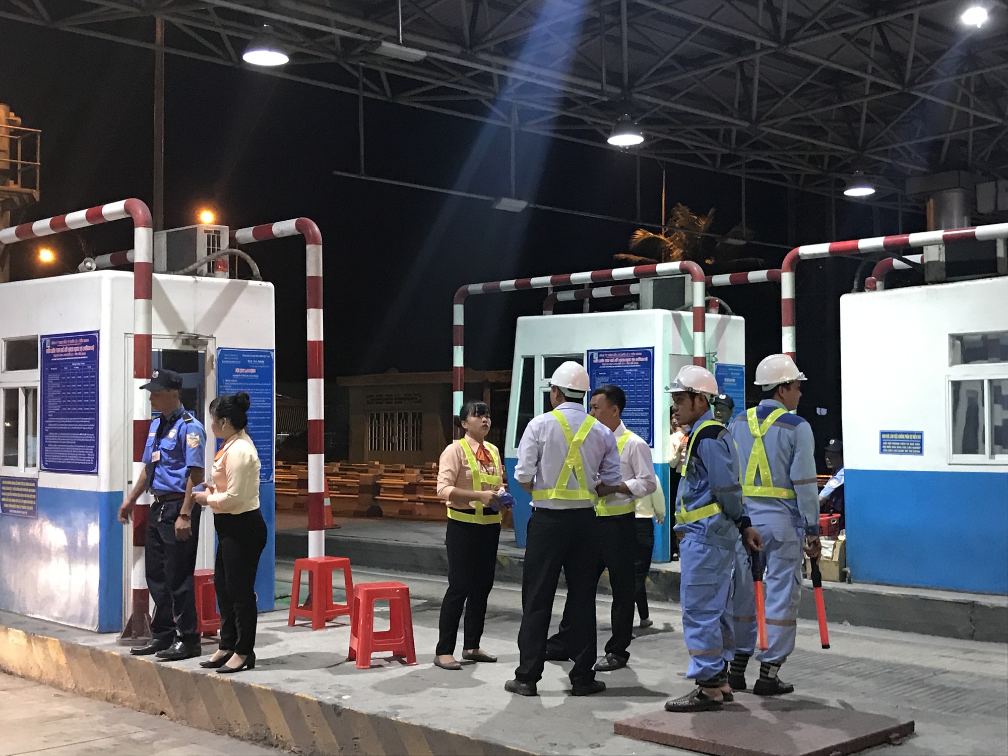 Trạm BOT Cai Lậy thu phí lại 5 phút đã hỗn loạn